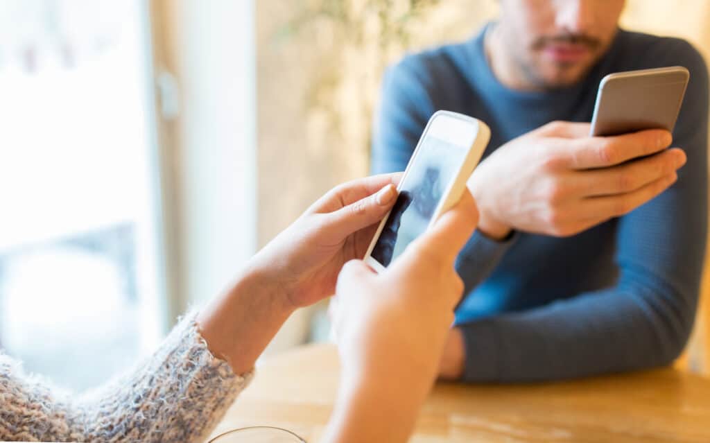 como vincular un celular con otro